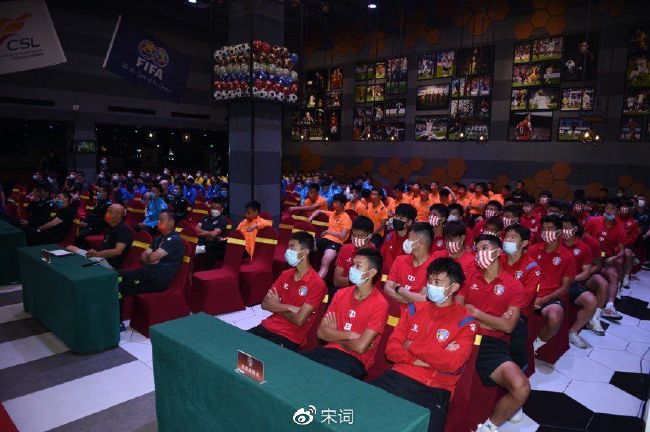 仍然是银亮亮的麦克风，仍然是玄色麦克风。